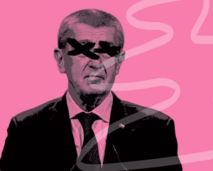 Andrej Babiš s vykřížkovanými oky na růžovém pozadí